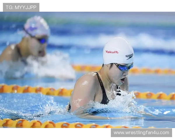 余依婷训练完直接打车去奢侈品店，泳裤还没干